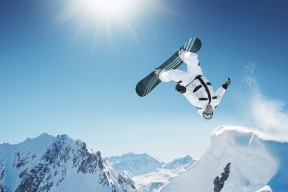J9 Jiuyou Sports德布劳内巅峰对决，Karsa与50激战RNG分钟，问鼎冠军胜负难料！