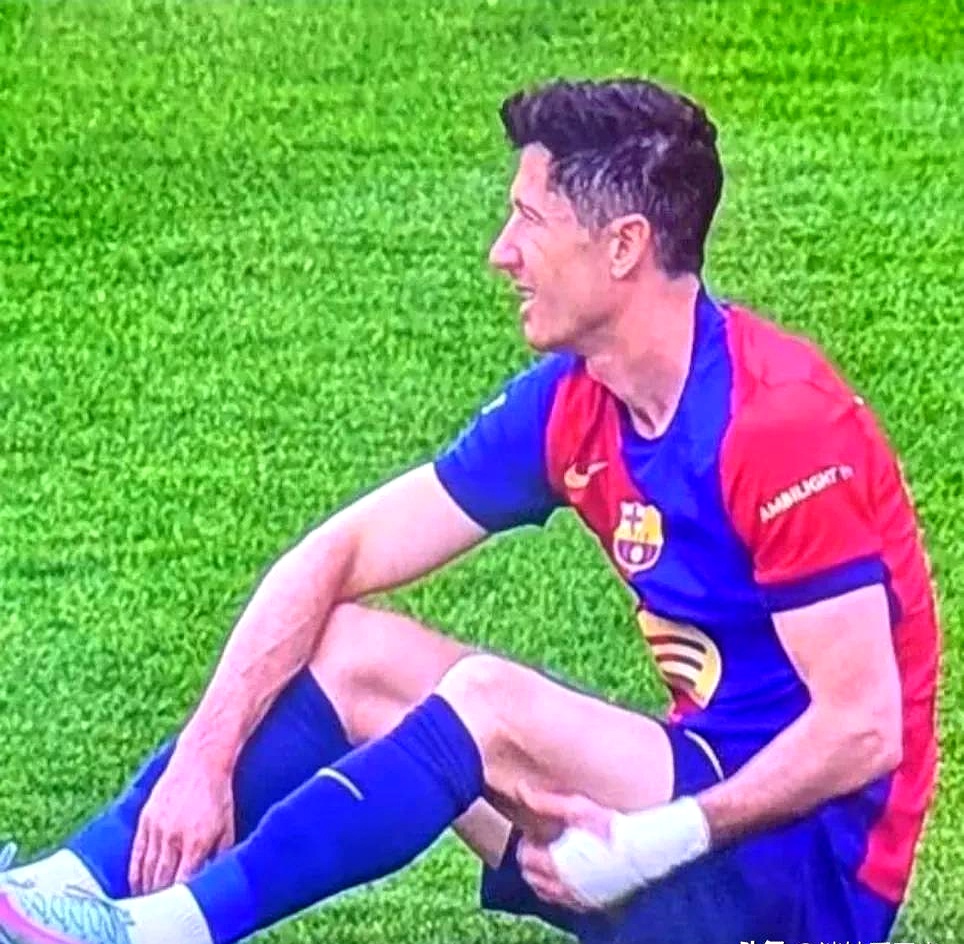 莱万多夫斯基迎来十二赛季高光表现，瑞士队球迷沸腾！