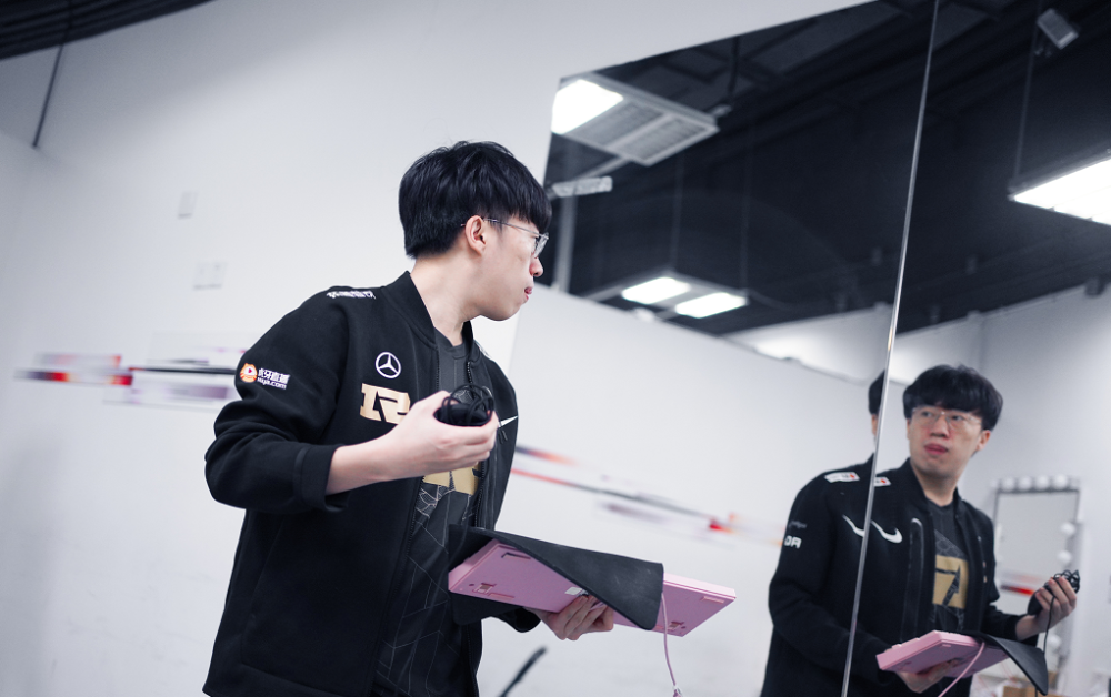 JackeyLove迎来二十赛季高光表现，RNG球迷沸腾！的简单介绍